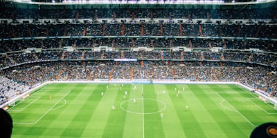 赛后战报图文，显示球员庆祝进球与比赛数据统计